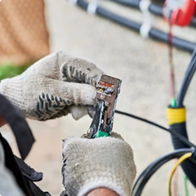 Elektryk tnący przewód