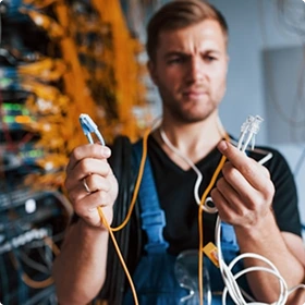 Elektryk tnący przewód